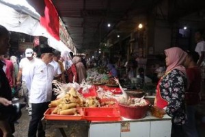 Pj Bupati Kuningan saat sidak ke pasar tradisional.